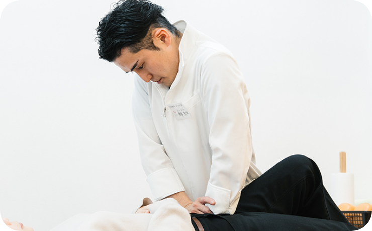 腰の施術の様子